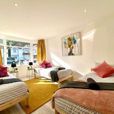 Brand New 2022 Beautiful & Stylish 2 Bedroom Apartment! - 5 Minute Walk To The Best Beach! - Great Location - Free Parking - Fast Wifi - Smart Tv - Sleeps Up To 4! Close To Bournemouth & Poole Town Centre & Sandbanks Exterior foto