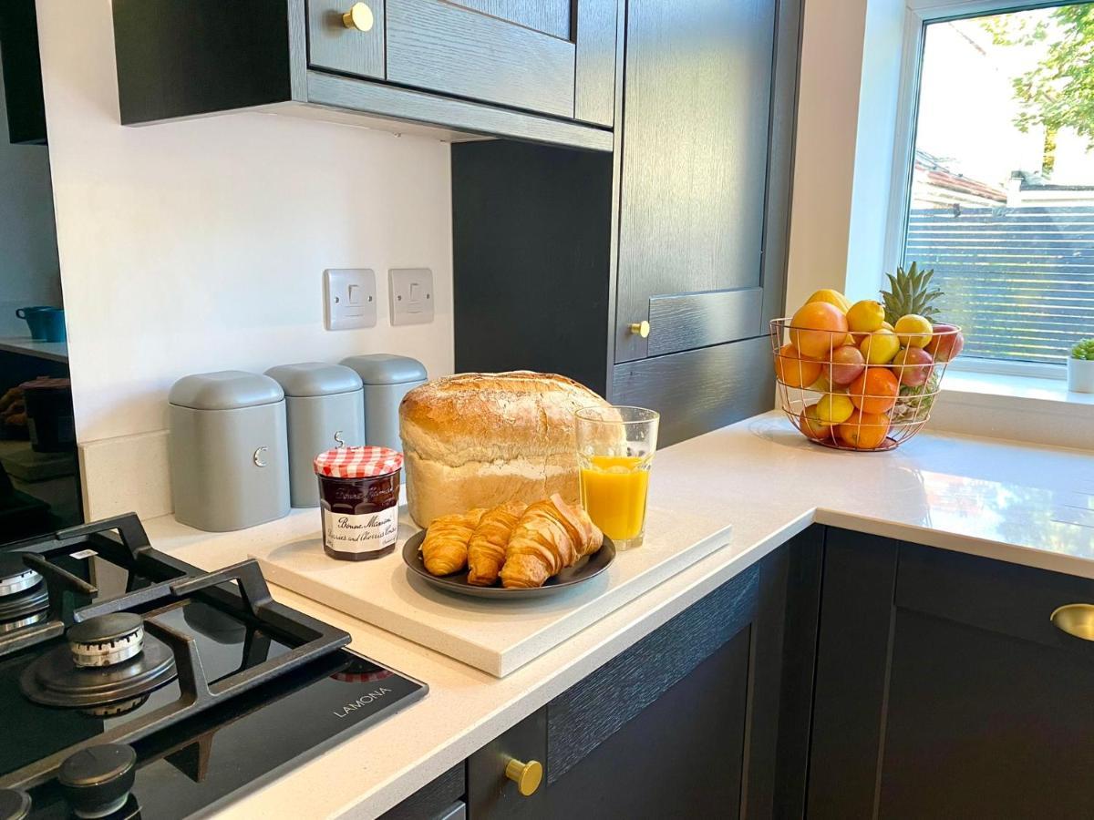 Brand New 2022 Beautiful & Stylish 2 Bedroom Apartment! - 5 Minute Walk To The Best Beach! - Great Location - Free Parking - Fast Wifi - Smart Tv - Sleeps Up To 4! Close To Bournemouth & Poole Town Centre & Sandbanks Exterior foto