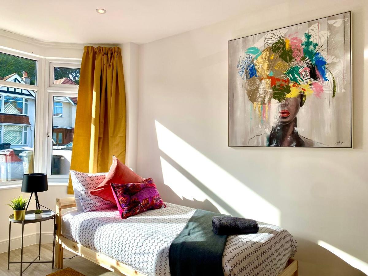 Brand New 2022 Beautiful & Stylish 2 Bedroom Apartment! - 5 Minute Walk To The Best Beach! - Great Location - Free Parking - Fast Wifi - Smart Tv - Sleeps Up To 4! Close To Bournemouth & Poole Town Centre & Sandbanks Exterior foto
